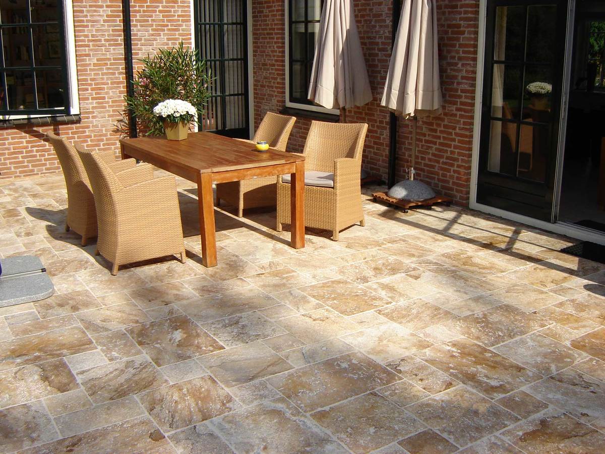 Terrasse med smukke travertin fliser