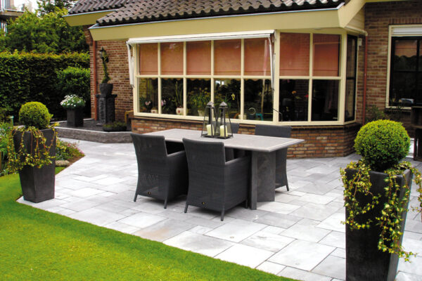 Terrasse med smukke lysegrå marmor fliser