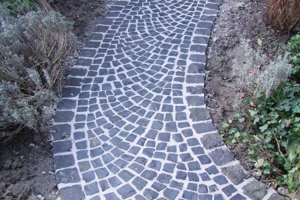 Kurvet sti med små basalt fliser