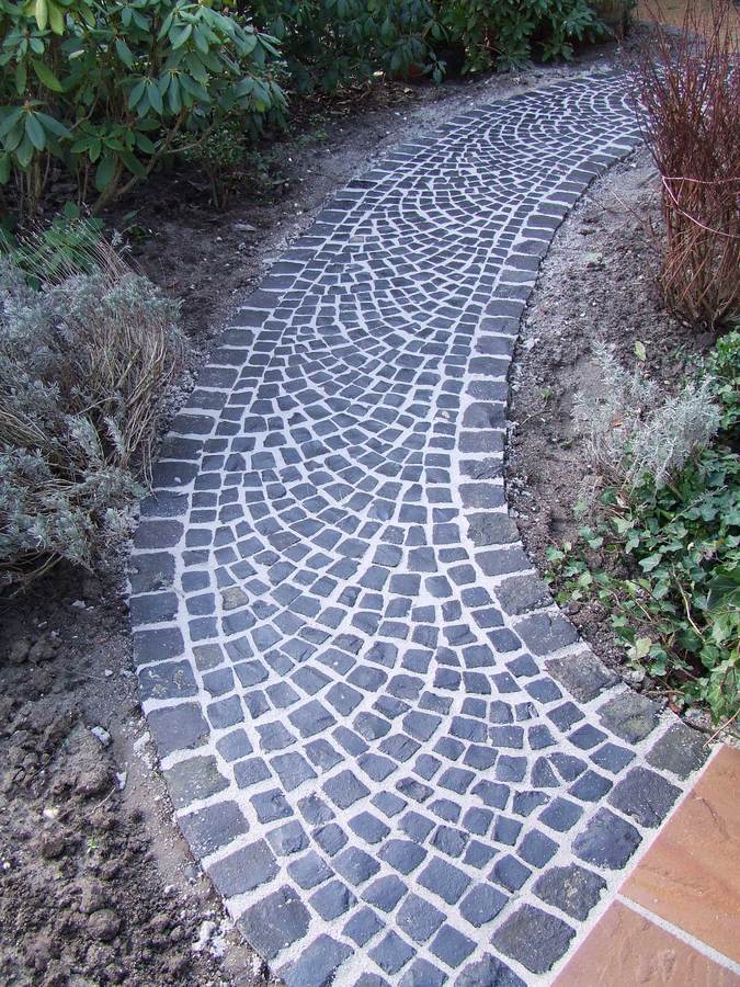 Kurvet sti med små basalt fliser