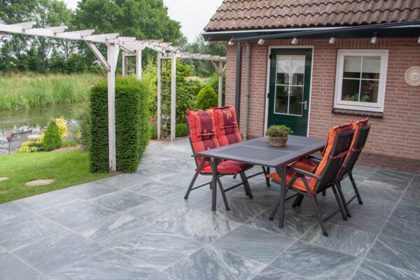 Terrasse med grå marmor fliser