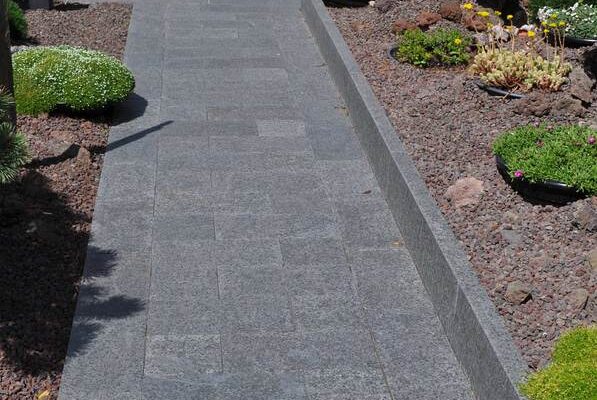 Havesti med basalt fliser