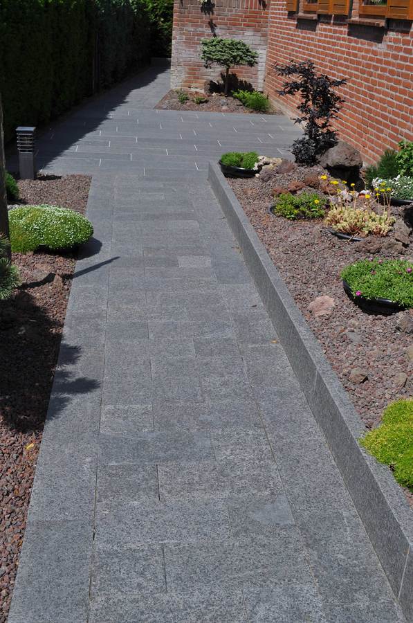 Havesti med basalt fliser