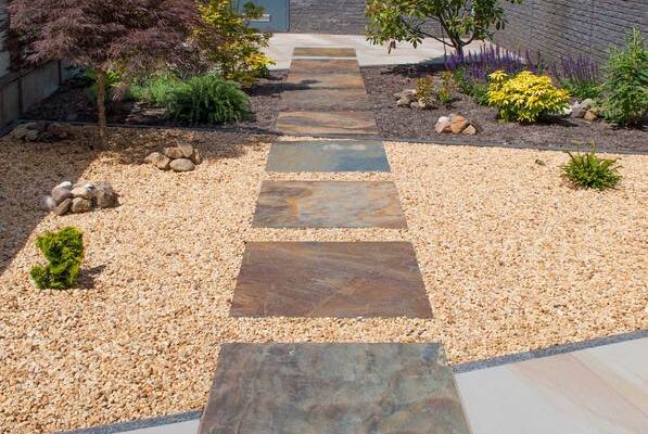 Havearkitektur med brunlige skifer fliser