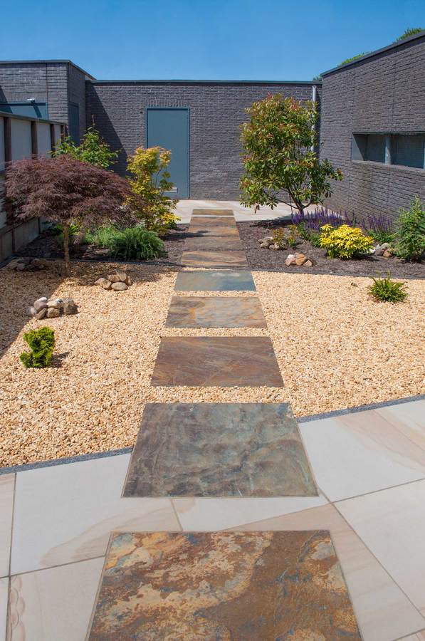 Havearkitektur med brunlige skifer fliser