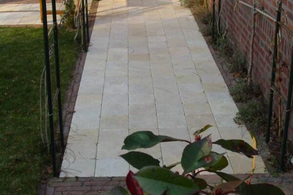 Gangsti med marmor fliser