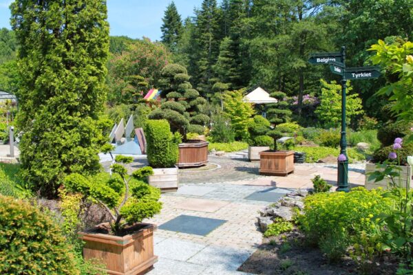 Som havearkitekt har vi et stort udendørs showroom i Vejle, hvor du kan søge inspiration til din drømmehave