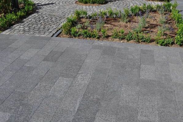 Gangsti med fliser i basalt