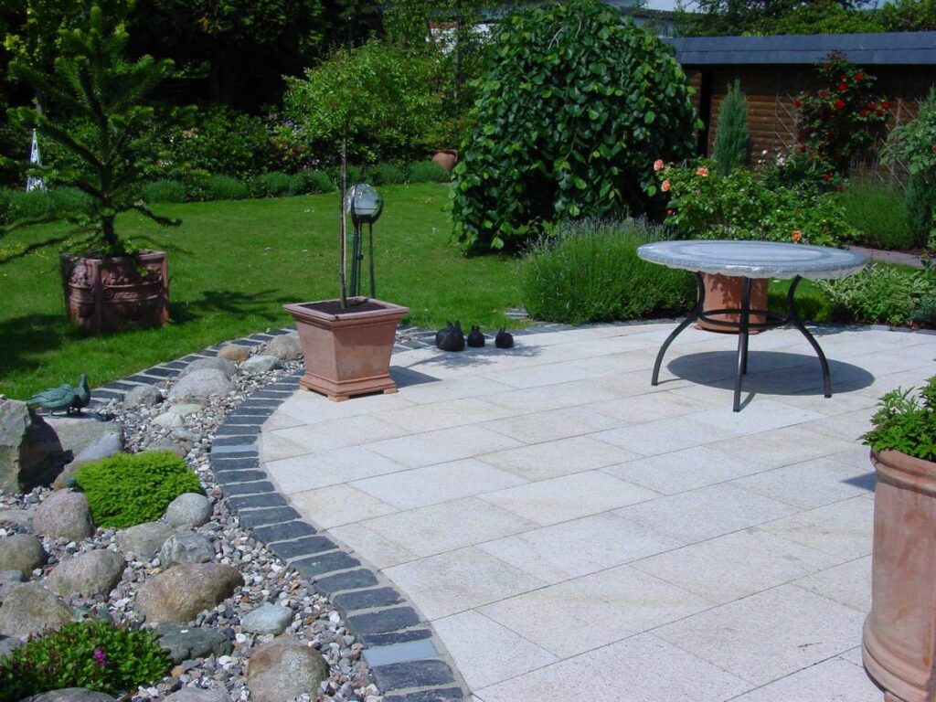 Terrasse med granitfliser