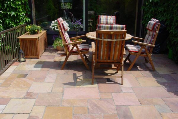 Terrasse med orange kvartsit fliser