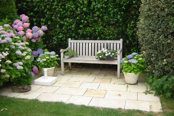 Have med smukke hvide kvartsit sten