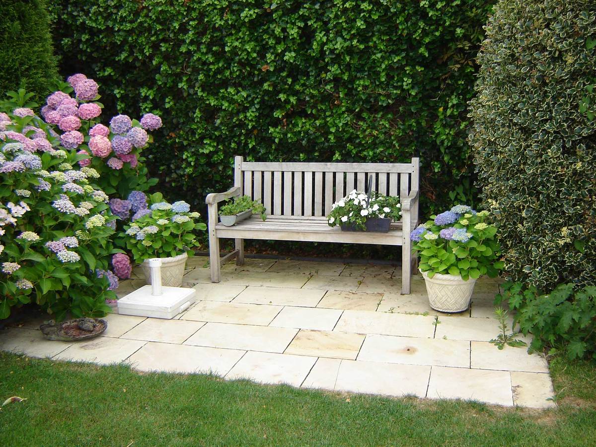 Have med smukke hvide kvartsit sten