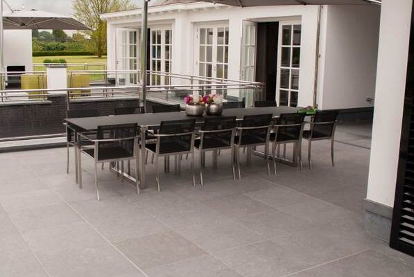 Stor terrasse med skifer fliser