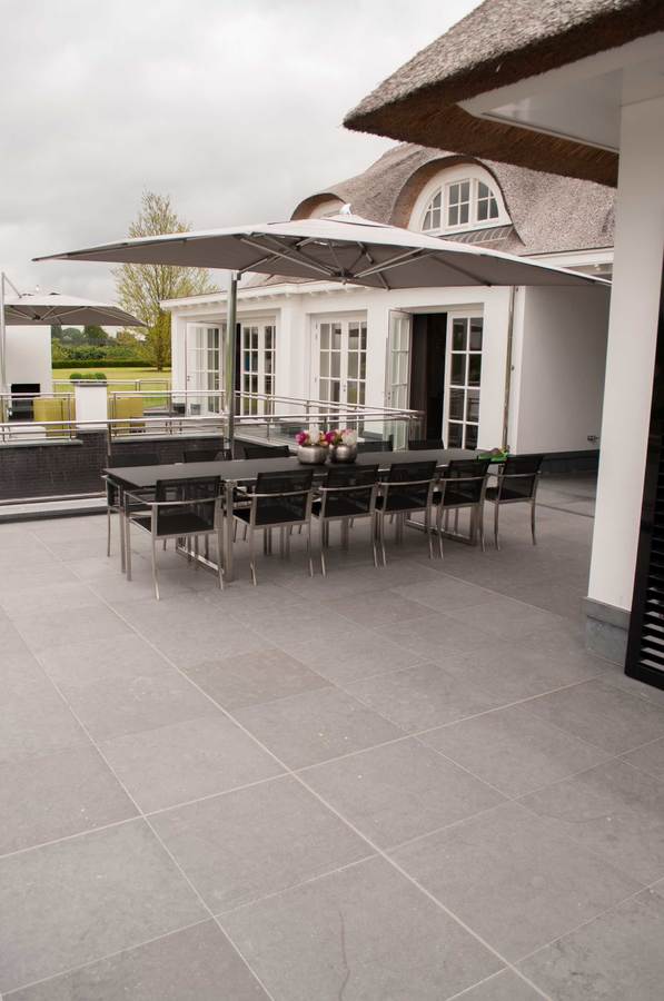 Stor terrasse med skifer fliser