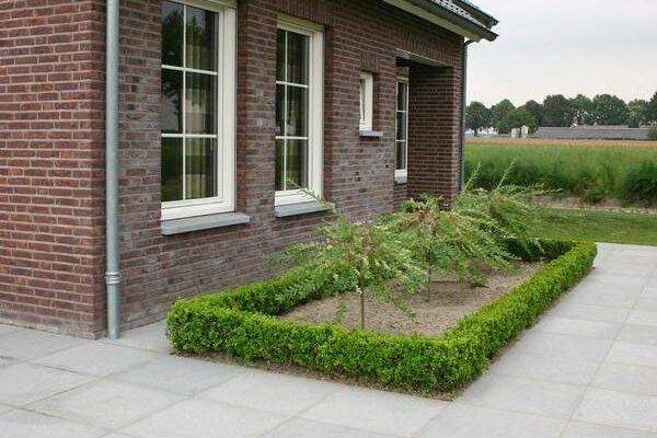 Granitfliser omringer et hus