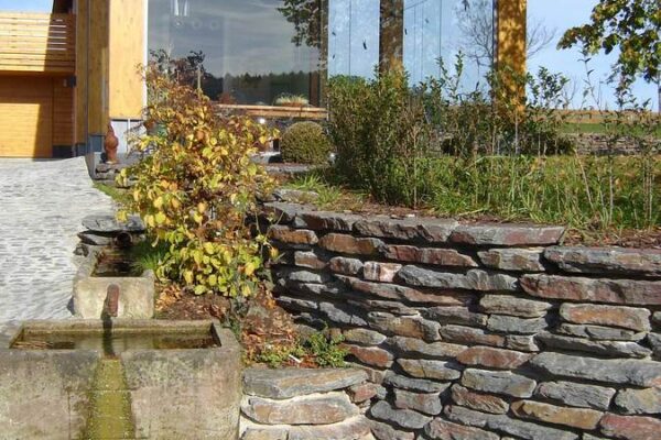 Skøn havevæg med skifer fliser