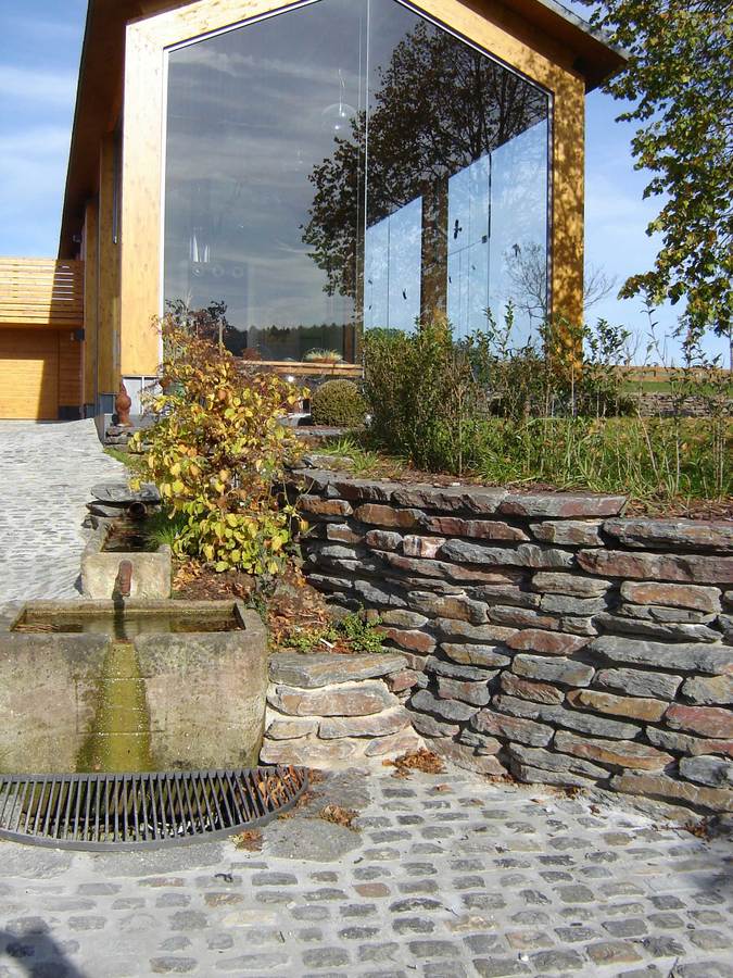 Skøn havevæg med skifer fliser