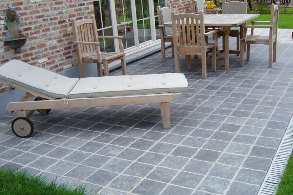 Kalkstensfliser på terrasse