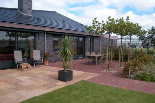 Terrasse med røde og orange kvartsit fliser