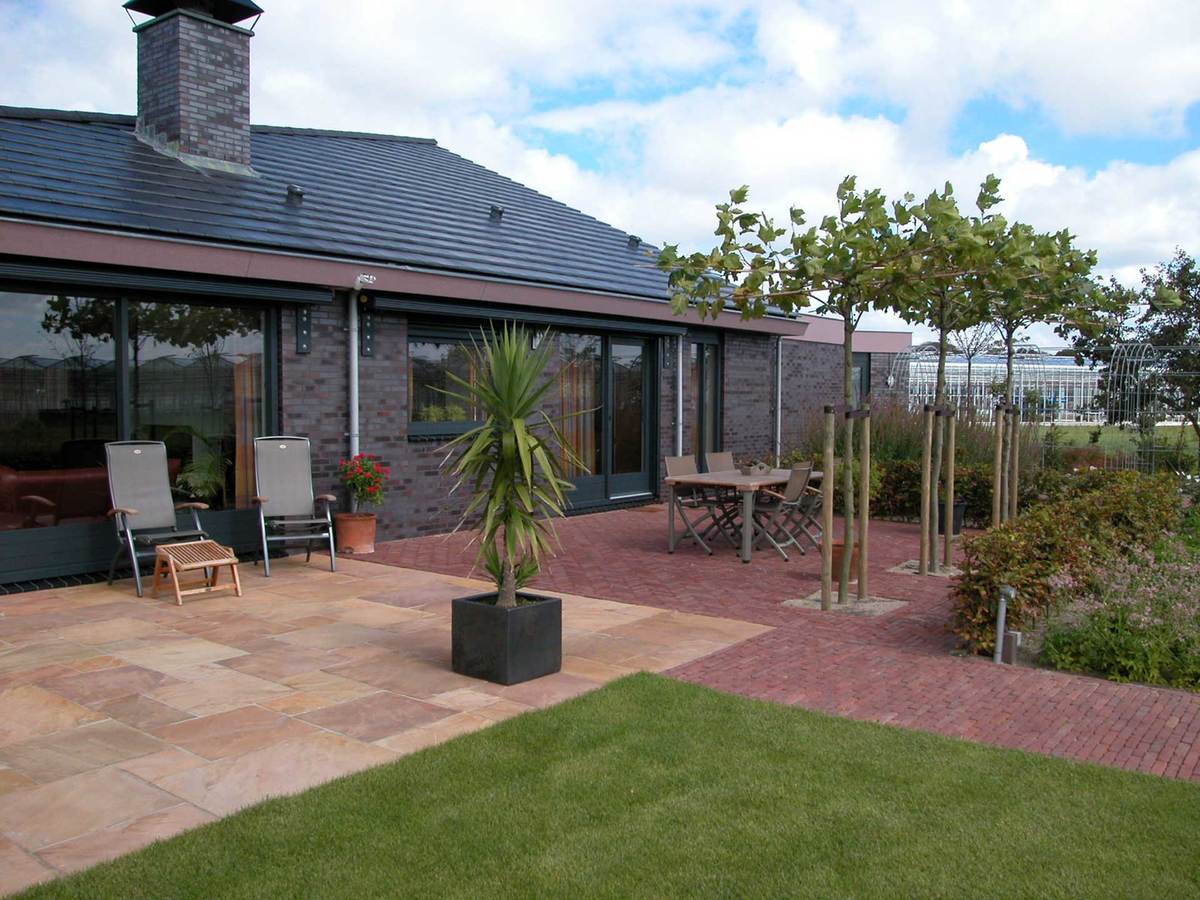 Terrasse med røde og orange kvartsit fliser