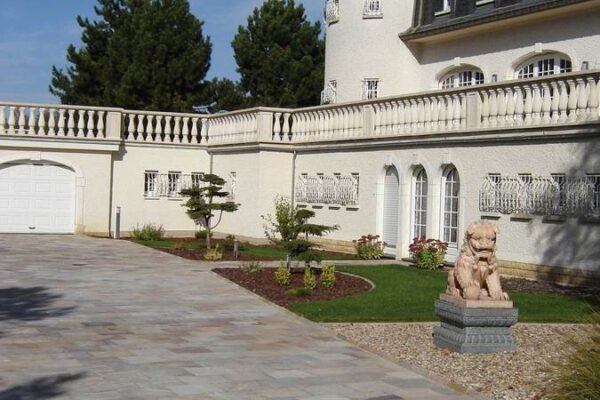 Smuk indkørsel med sten i kvartsit