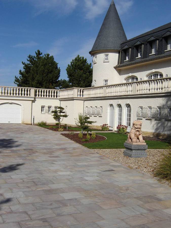 Smuk indkørsel med sten i kvartsit