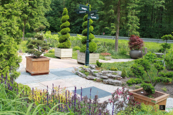 Som anlægsgartner har vi et stort udendørs showroom i Vejle